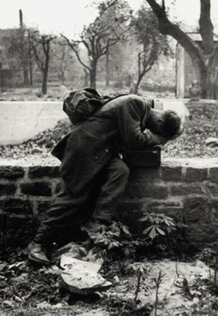 Немецкий солдат по возвращении домой узнает, что возвращаться не к кому. Франкфурт, 1946 год