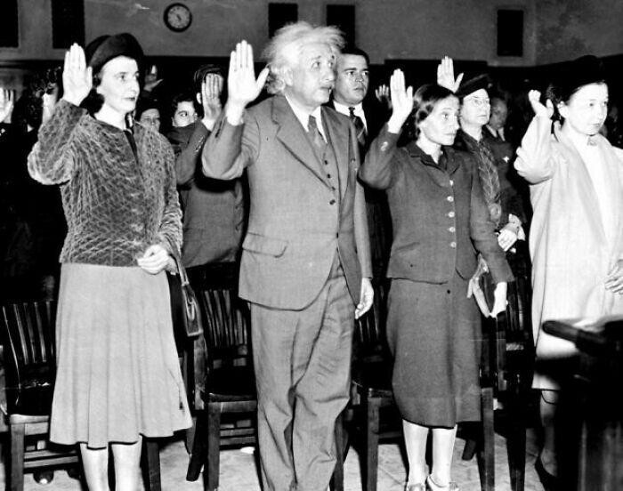 Альберт Эйнштейн, его секретарь Хелен (слева) и дочь Маргарет (справа) получают гражданство США, чтобы не возвращаться в нацистскую Германию, 1940 год