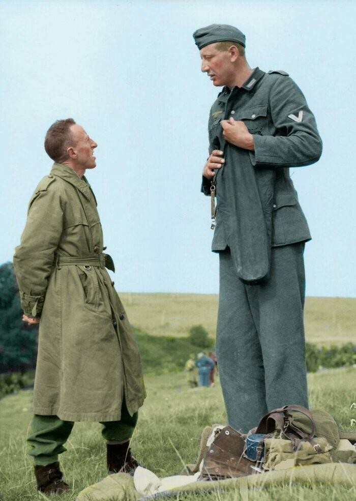 Самый высокий нацистский солдат Якоб Накен ростом 2 метра 21 сантиметр болтает с канадским капралом Бобом Робертсом (рост 160 см) после того, как сдался ему. Франция, сентябрь 1944 года.