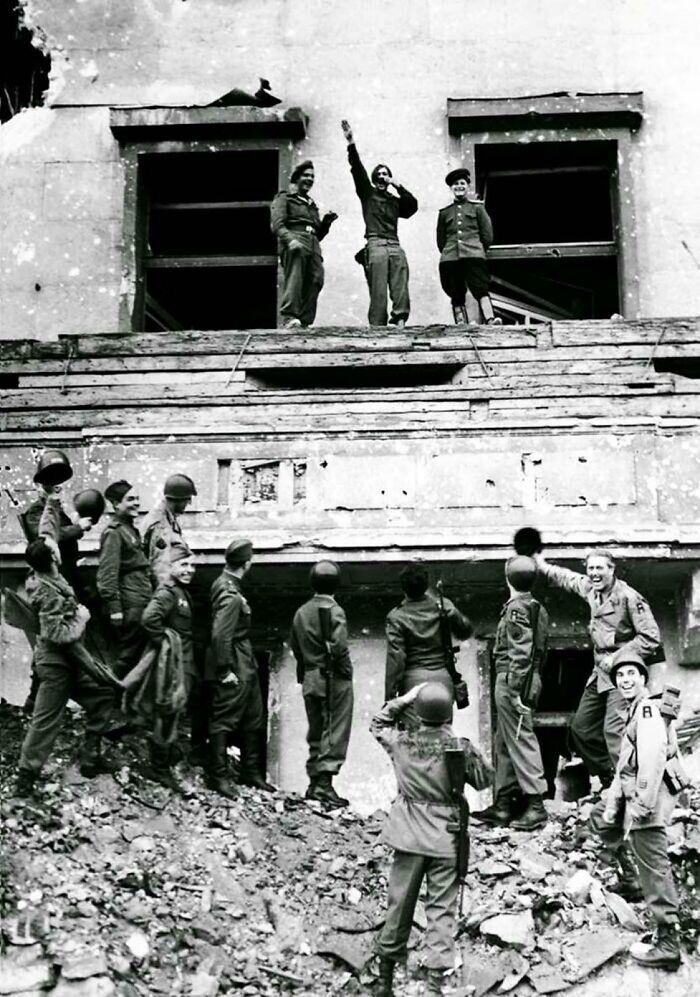 Солдаты союзных войск пародируют Гитлера на его балконе в рейхсканцелярии, 1945 год