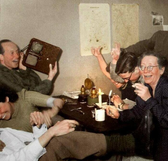 Участники голландского сопротивления празднуют весть о смерти Адольфа Гитлера, апрель 1945 года