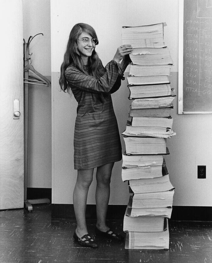 Маргарет Гамильтон и рукописное навигационное ПО, которое она разработала вместе с командой из MIT для проекта «Аполлон»
