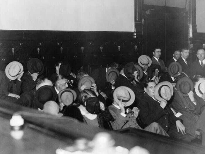 Гангстеры прячут лица во время суда над Аль Капоне, 1931 год
