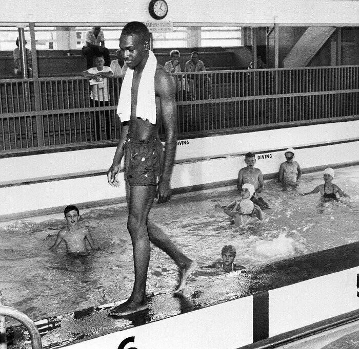 8 июня 1958 года 19-летний Дэвид Исом переступил через черту, отделяющих чернокожих от белых, в бассейне во Флориде, из-за чего власти позже закрыли заведение