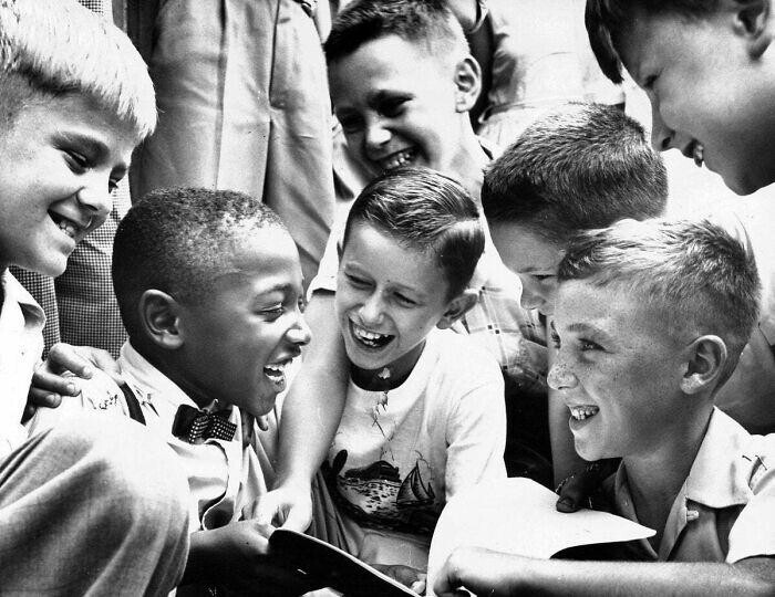 Чарльз Томпсон приветствует новых одноклассников в школе №27 в сентябре 1954 года
