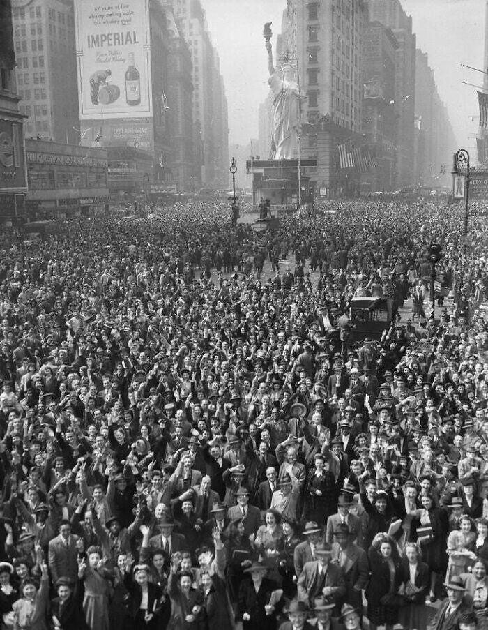 Толпа на Таймс-Сквер в Нью-Йорке празднует капитуляцию Германии. 7 мая 1945 года