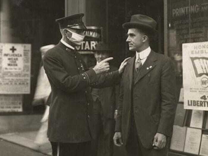 Полицейский в Сан-Франциско отчитывает мужчину за отсутствие маски во время пандемии гриппа 1918 года