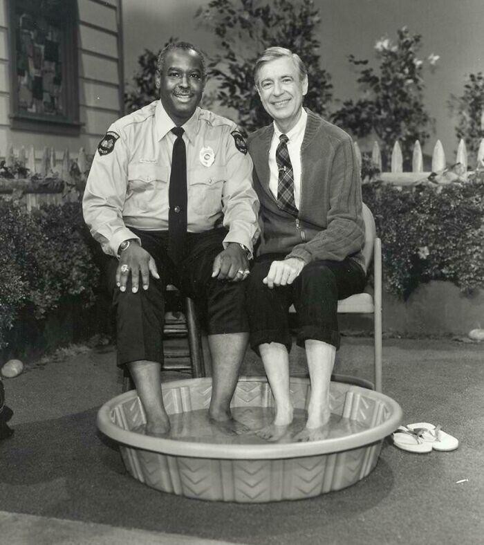 В 1969 году, когда чернокожим американцам все еще запрещали плавать вместе с белыми, ведущий мистер Роджерс пригласил на свою передачу офицера Клеммонса и предложил ему вместе остудить ноги в ванночке