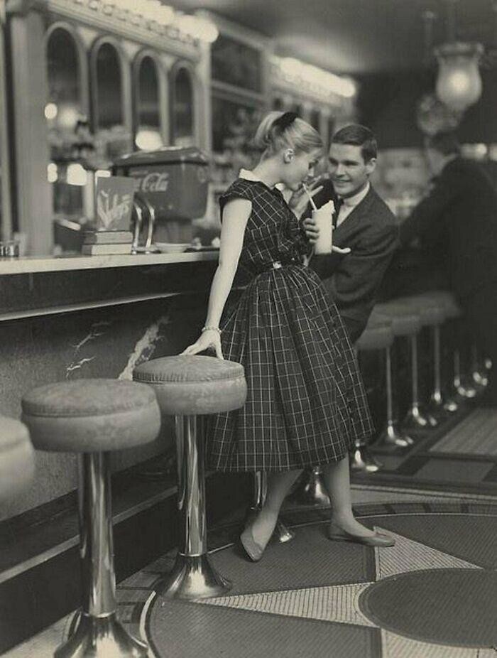Подростки на свидании в закусочной, США, 1950-е