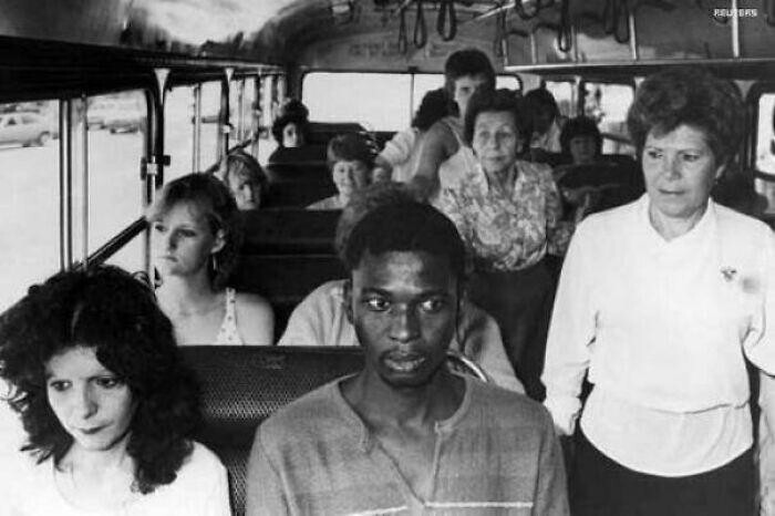 Мужчина в Дурбане едет на автобусе, предназначенном для белых пассажиров, в знак протеста против политики апартеида Южной Африки. 1986 год