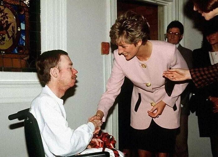 Принцесса Диана без перчаток пожимает руку больному СПИДом, 1991 год