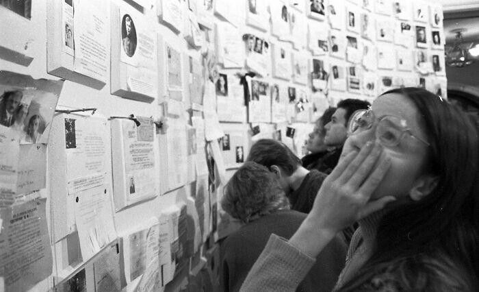 Советские граждане изучают «Стену скорби» на выставке о преступлениях сталинизма «Неделя совести» в ноябре 1988 года