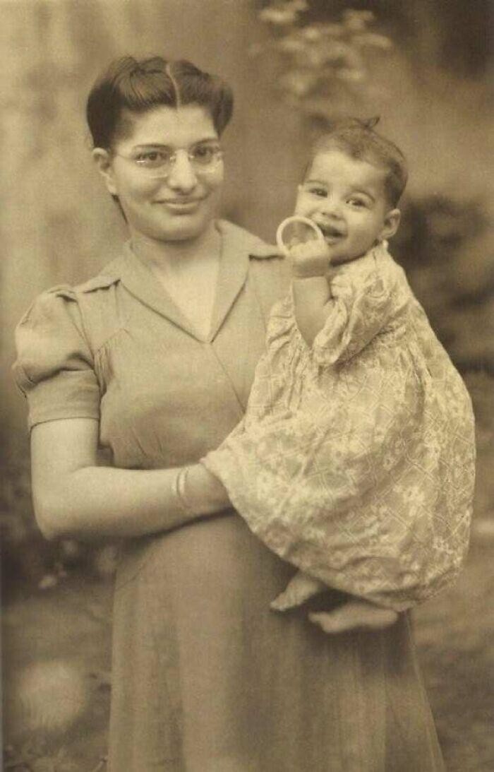 Фредди Меркьюри с мамой, 1947 год