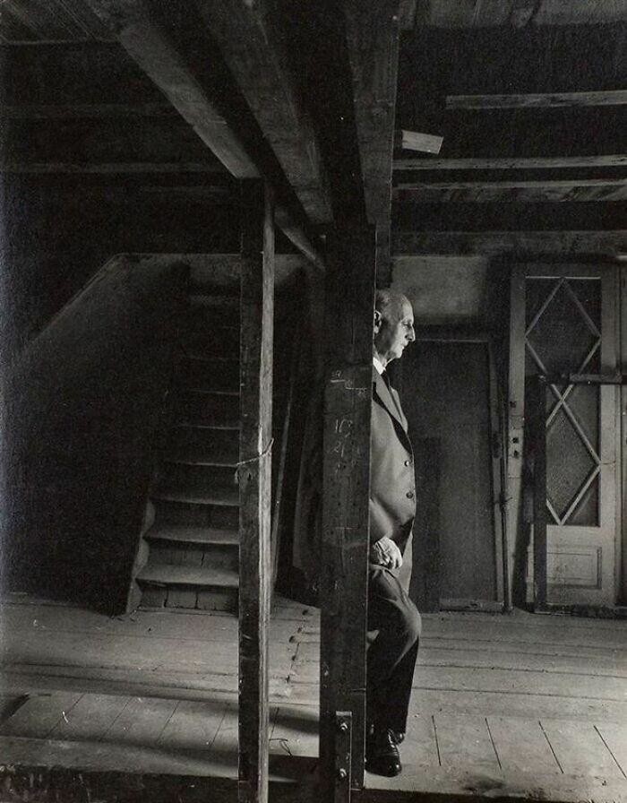 Отто Франк, отец Анны Франк, на чердаке, где они скрывались от нацистов. Из всей семьи выжил он один. 1960 год