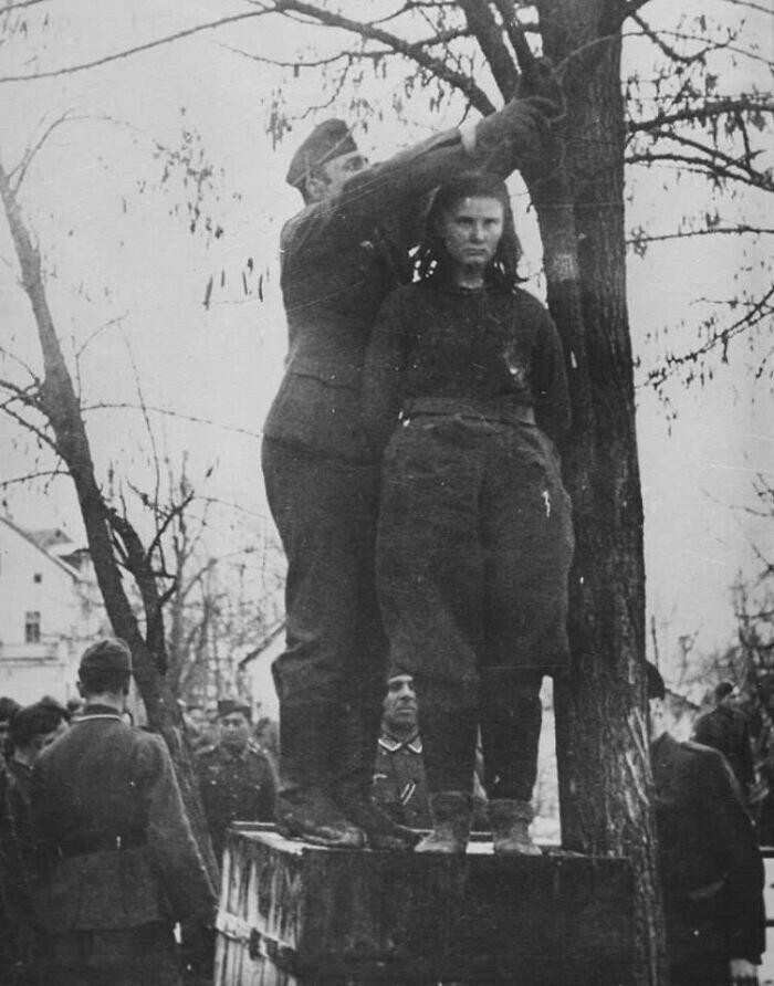 Казнь 17-летней югославской партизанки Лепы Радич под Градишкой в 1943 году. На предложение нацистов раскрыть сообщников в обмен на жизнь, она ответила: «Они сами раскроются, когда будут уничтожены злодеи вроде вас!»