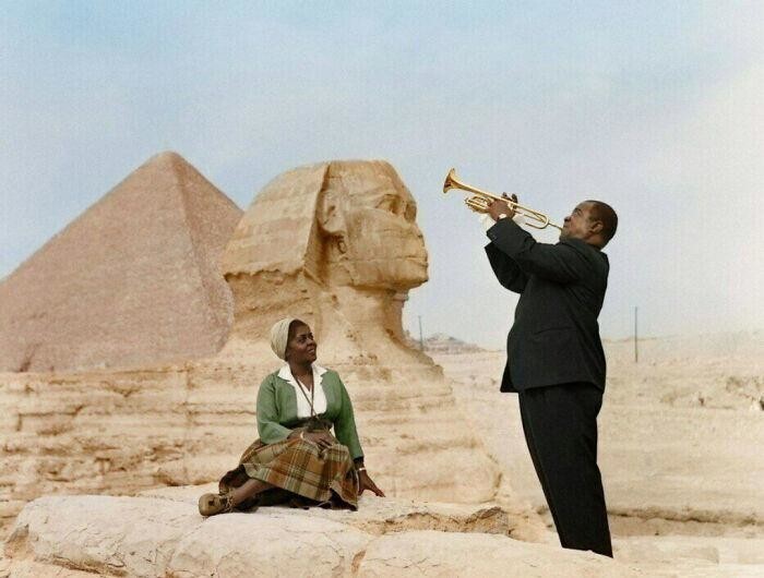 Луис Армстронг играет для жены. Египет, 1961 год