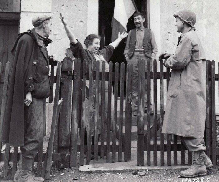 Француженка приветствует американского солдата через два дня после освобождения. Страсбург, Франция, 22 ноября 1944 года