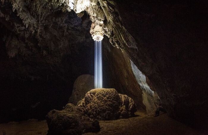 Душ в пещере, созданный природой