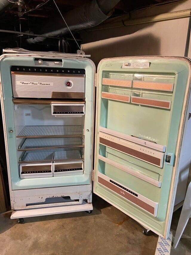 «Нашёл сегодня этот крутой холодильник на распродаже. Он продаётся по той же цене, что и в 1953 году!»