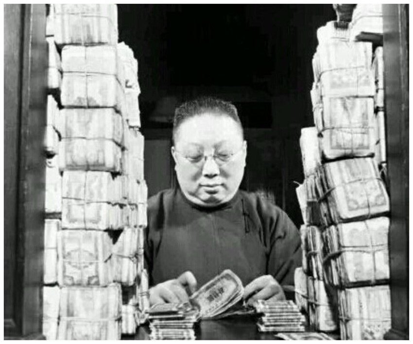 Деньги стали бесполезной бумагой и люди перешли на оплату рисом. Позже инфляцию остановили введя юани и установив жесткий курс