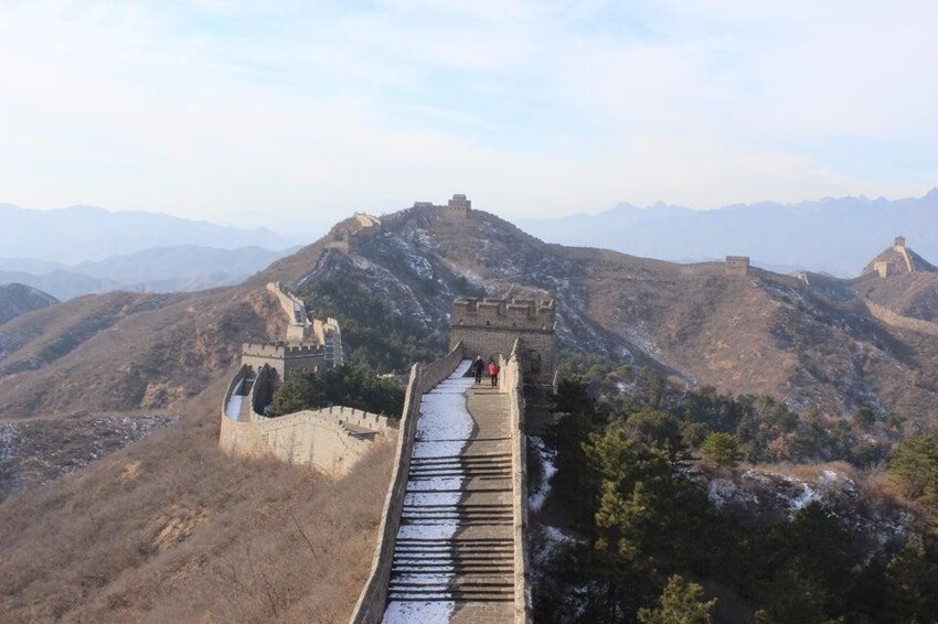 Когда мы приехали посмотреть на Великую Китайскую стену, там не было ни одного туриста. И снег растаял только с одной стороны