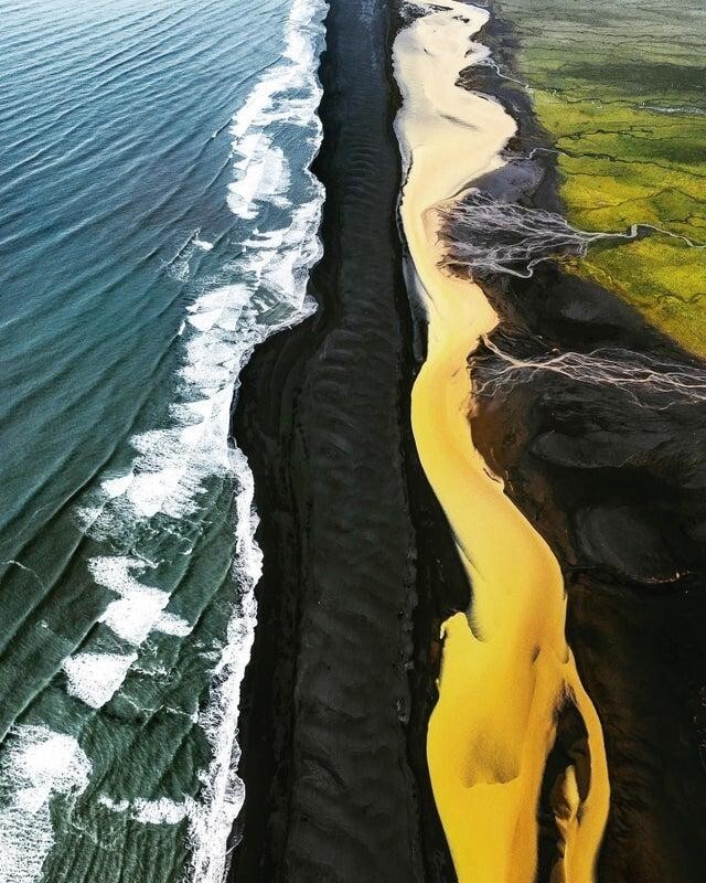 Место в Исландии, где встречаются: зеленые поля, желтая река, черный пляж и синее море