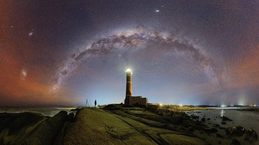 Арка Млечного пути над маяком в Уругвае
