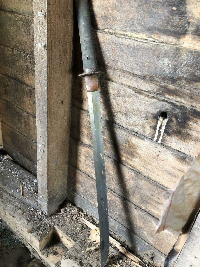 "Ремонтировал 100-летний дом и нашел самурайский меч"