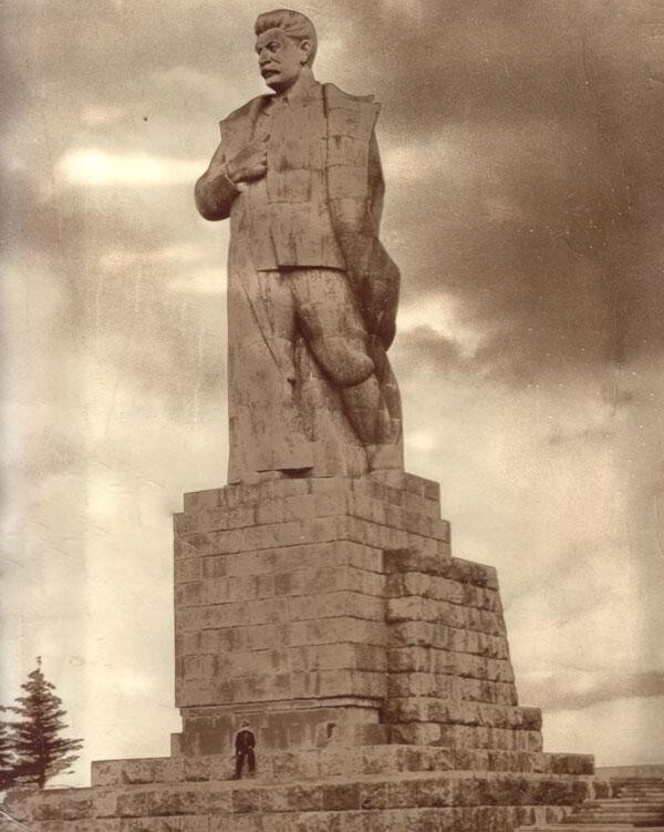 Все памятники Сталину были уничтожены по программе борьбы с культом личности