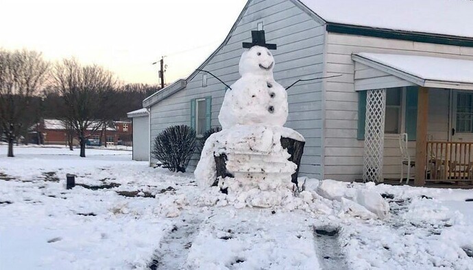 Водитель пытался наехать на снеговика и разрушить его. Он не знал, что снеговик построен вокруг огромного пня