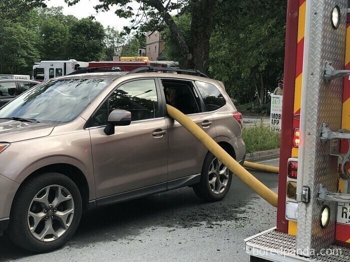 Пожарным пришлось разбить окно машины, чтобы протянуть шланги. Автомобиль не  имел права там парковаться