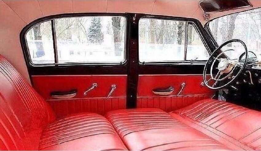 Салон ГАЗ 21 - многие ли современные машины могут похвастаться таким диваном?