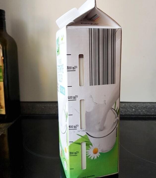 Картонная коробка, где виден уровень молока