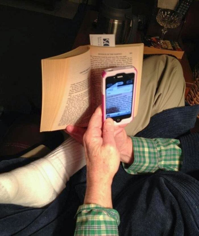 "Спросил отца, почему он читает через камеру на телефоне. Он сказал, что хотел проверить, каково будет читать с электронной книги"