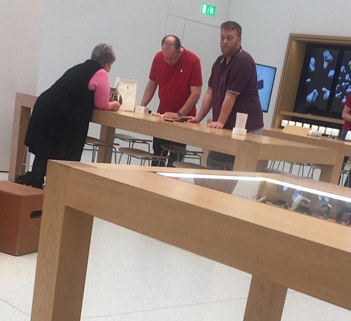 "Разъяренная Карен ворвалась в магазин Apple и потребовала вернуть деньги за iPhone 5. Я не слышал весь разговор, но услышал, как менеджер спросил ее, заряжала ли она его, а она ответила, что нет".