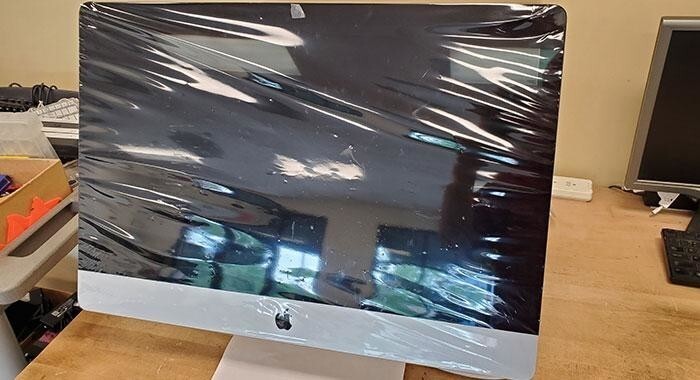 "Клиент принес iMac с жалобой, что он не включается. Вот как он им пользовался"
