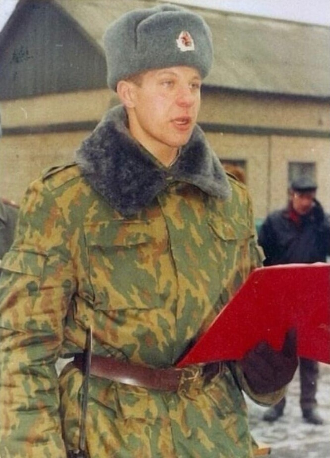 Будущая мировая звезда Федор Емельяненко на принятии присяги. 1995 год