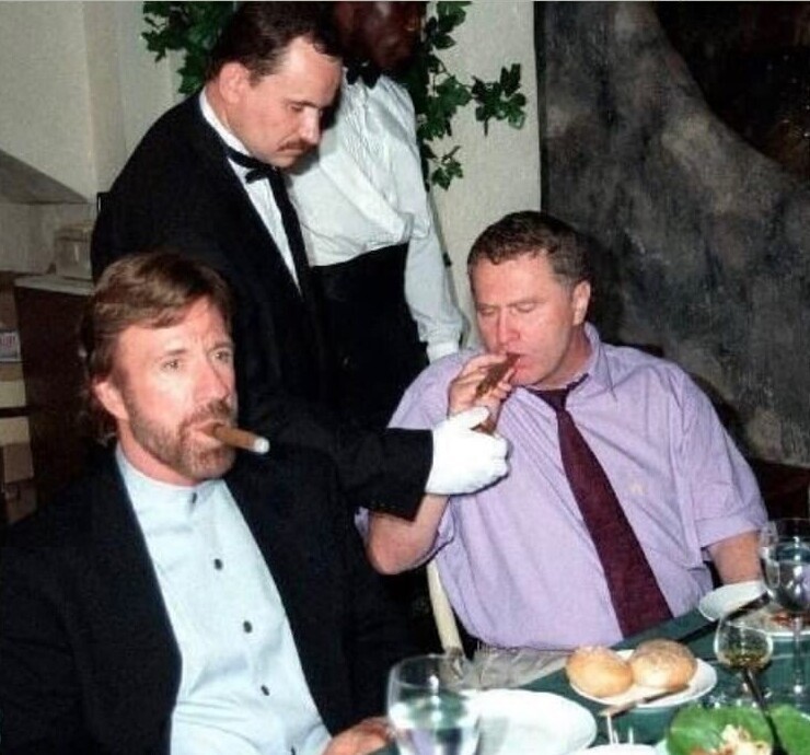 Чак Норрис и Владимир Жириновский на празднике в честь 850-летия Москвы. 1997 год