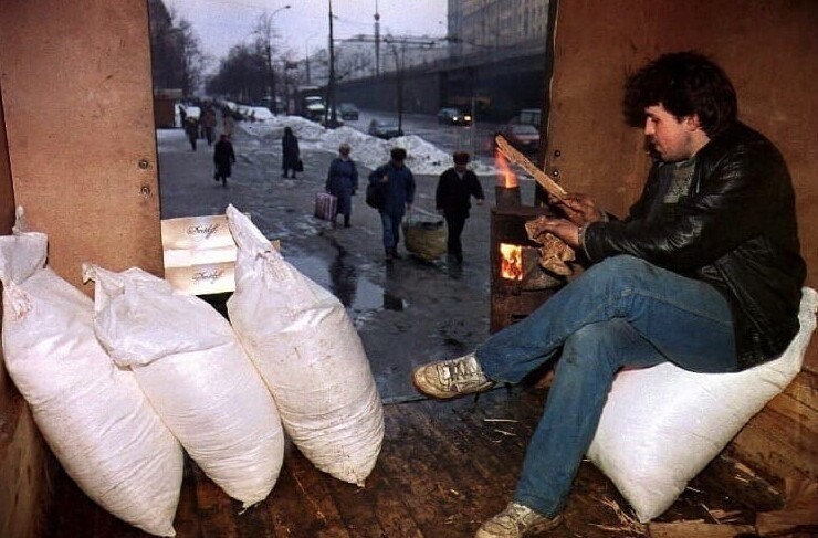 Грузовик и дровяная печь в кузове - так часто продавался мешками сахар в Москве. 1993 год