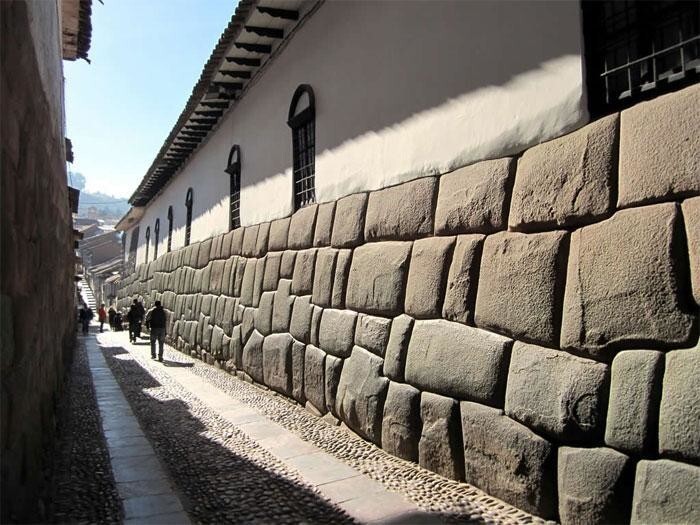 Стена с двенадцатиугольным камнем в Перу выглядит так же, как сотни лет назад