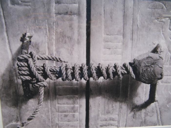 Печать на гробнице Тутанхамона, которая оставалась нетронутой в течение 3 245 лет