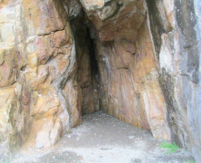"Два часа шли к знаменитой местной пещере, надеясь посмотреть подземные красоты. Вот она, пещера"