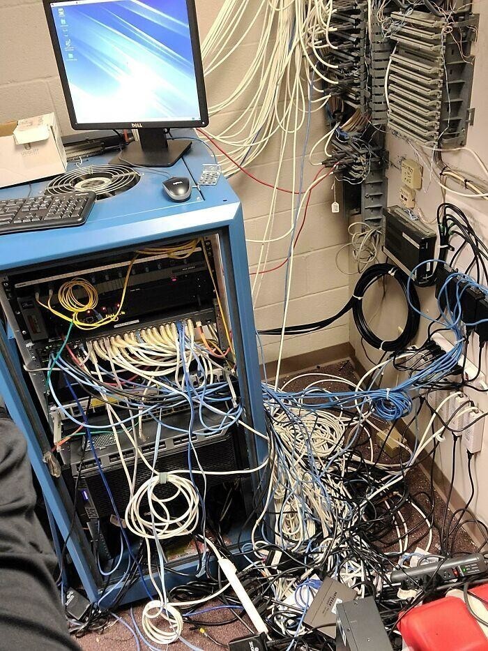 "Сходи-ка в серверную: там, кажется, какой-то кабель отошел"