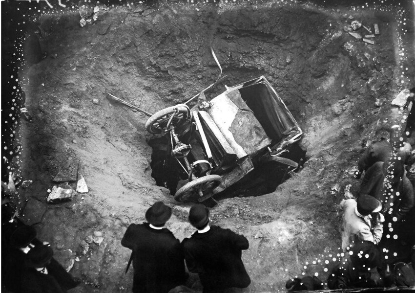 9 марта 1918 г. - Воздушный налет на Париж - Rue Drouot Paris - Эта машина, упавшая в воронку от снаряда, стала большим событием для парижан, которые не могли поверить своим глазам