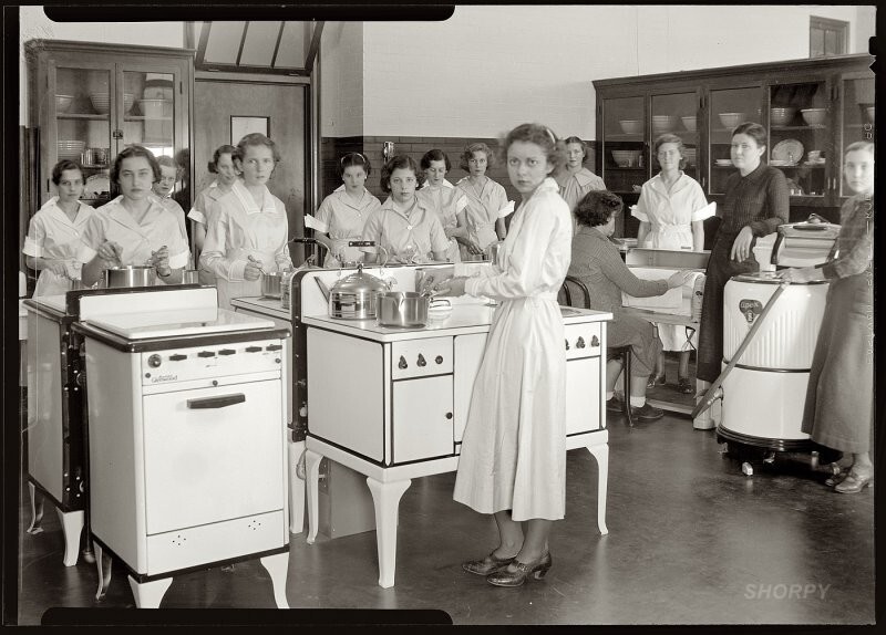 На уроке домоводства в школе Chevy Chase High School, Бетесда, штат Мэриленд, 1935 год.