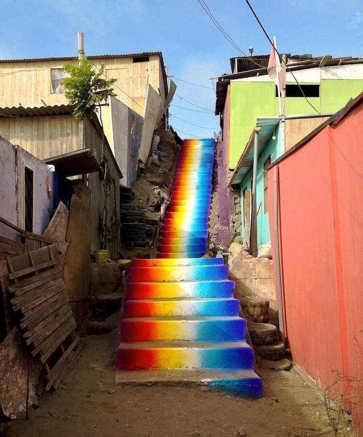 Эта разноцветная лестница принесла немного радости жителям
