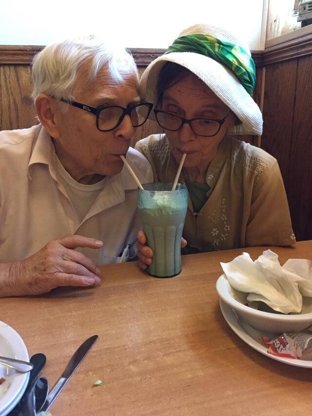Они вместе уже 55 лет, а ведут себя как на первом свидании