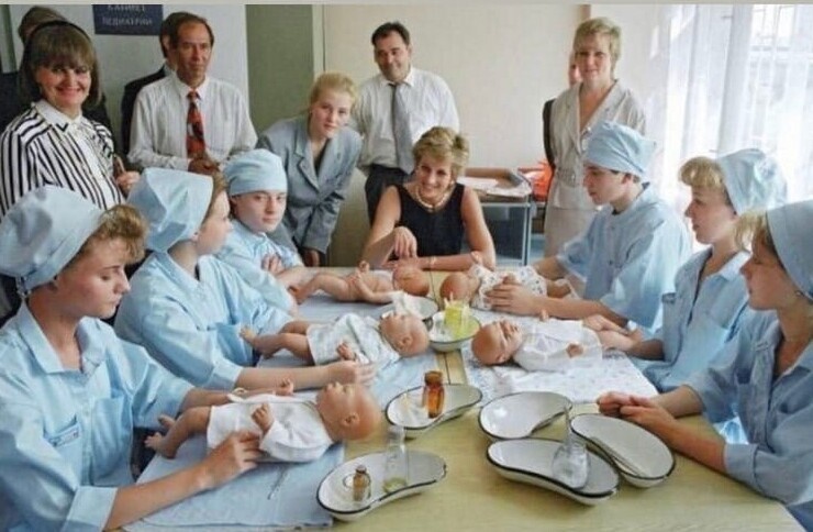 11. Принцесса Диана в Тушинской детской больнице в Москве, 1995 год
