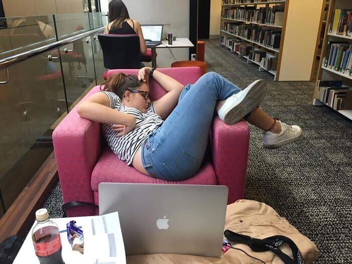 Библиотека - поистине лучшее место для сна