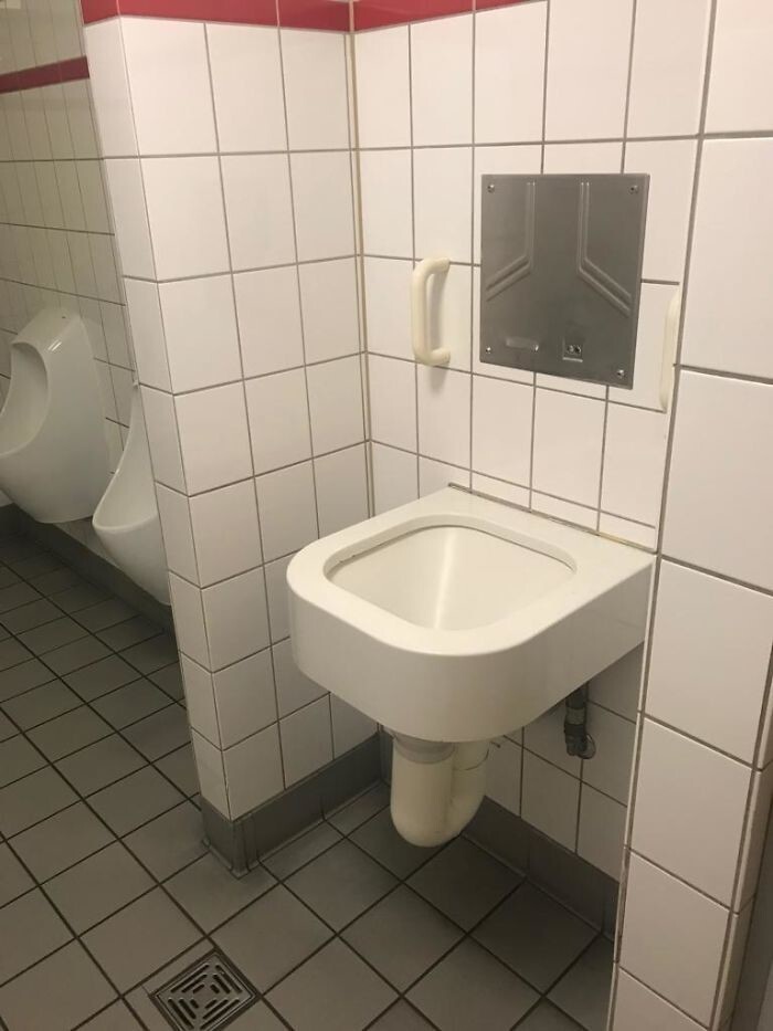 "Заметил этот странный писсуар в туалете в Кельне, Германии. Что это за штука?"